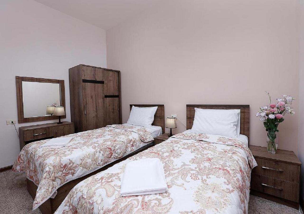 Yard Guesthouse Yerevan Bagian luar foto